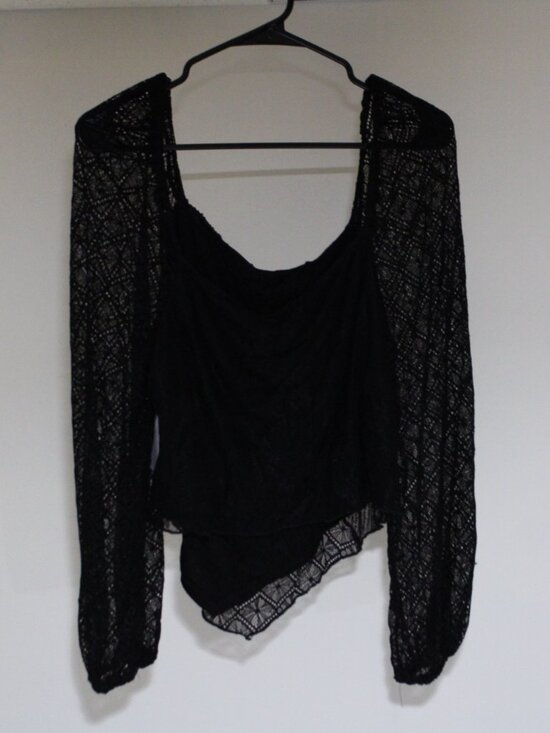 Tops - Buckle Willow+Root black blouse